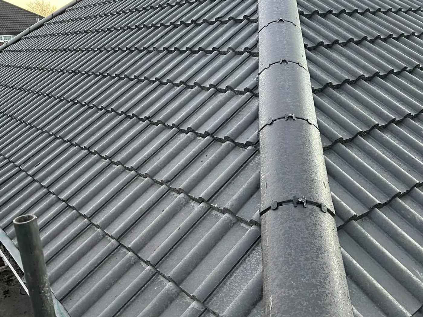 Mechanically fixed ridge