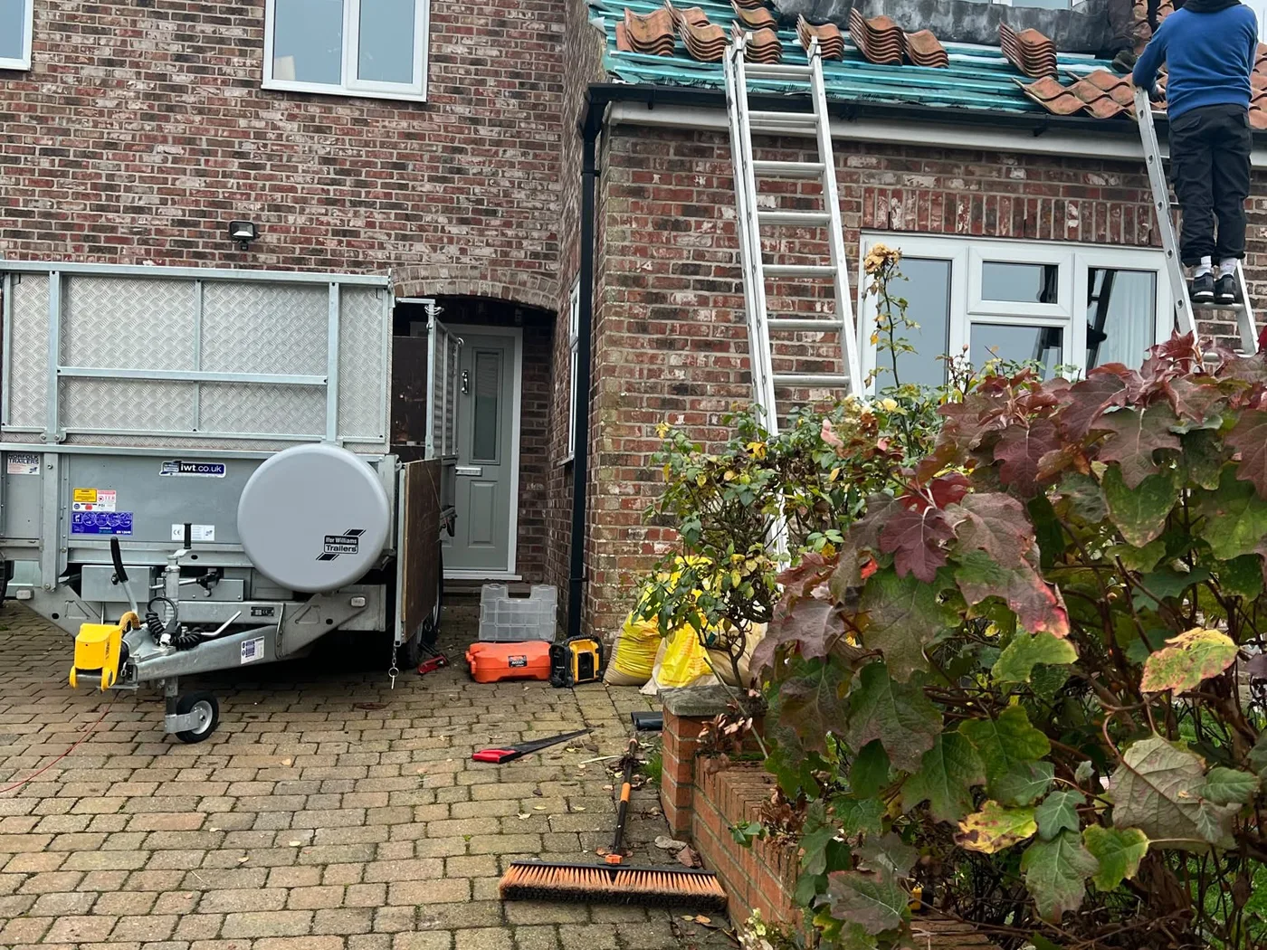 Rear roof strip and scaffold